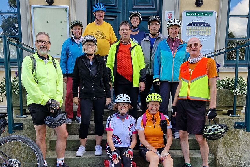 Jagdschloß Springe - Mittagessen wartet, vorher aber noch schnell ein Gruppenfoto (Foto Karin Kellerer) Jagdschloß Springe - Mittagessen wartet, vorher aber noch schnell ein Gruppenfoto (Foto Karin Kellerer)