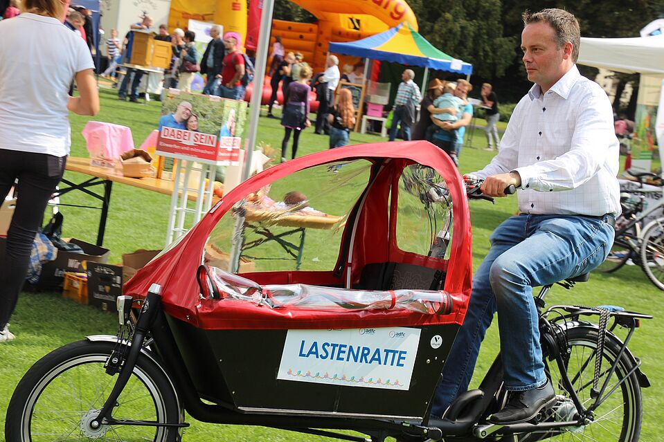 Oberbürgermeister Griese testet die Lastenratte Oberbürgermeister Griese testet die Lastenratte