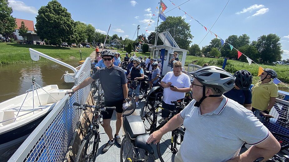 Weserfähre auf dem Weg nach Hohenrode Weserfähre auf dem Weg nach Hohenrode